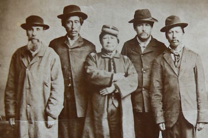 El cacique Namuncurá (centro), con sus lenguaraces y capitanes