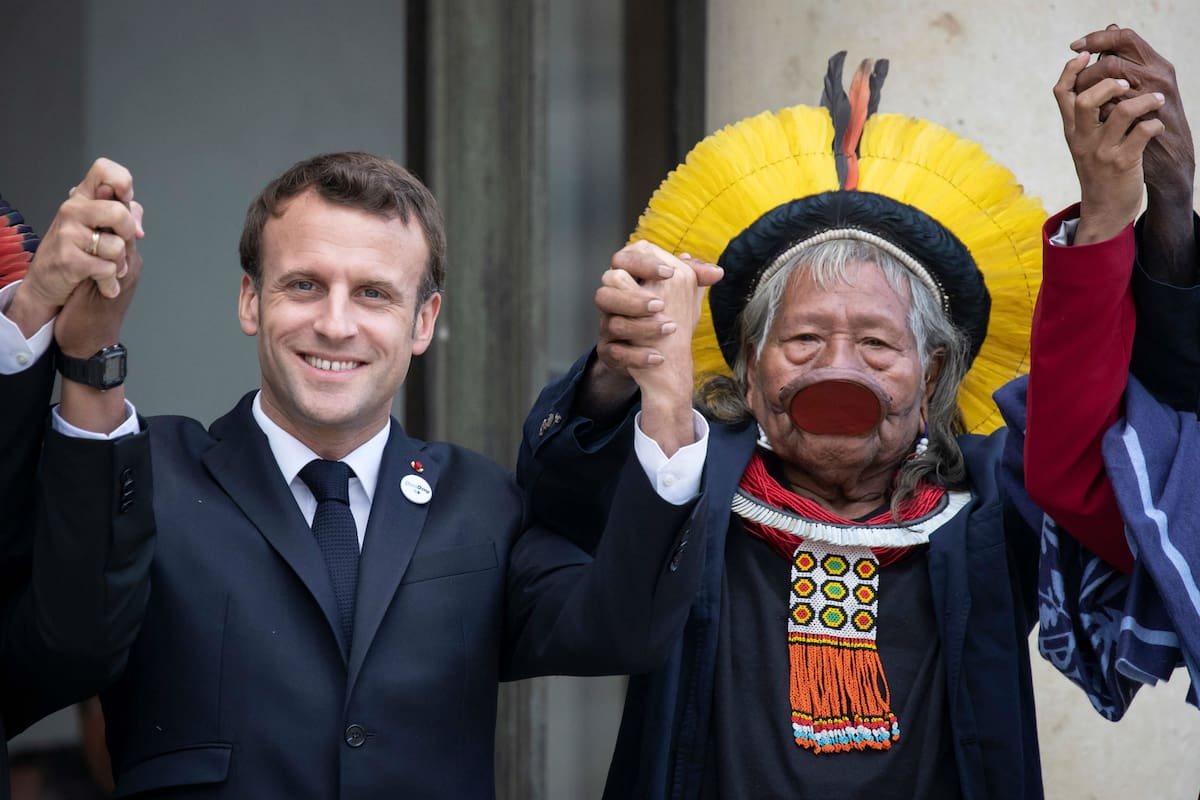 El cacique Raoni Metuktire visitó en el Palacio del Eliseo a Emmanuelle Macron.