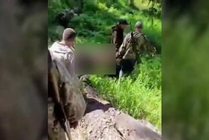 El cadaver del hombre fue encontrado a metros del animal
