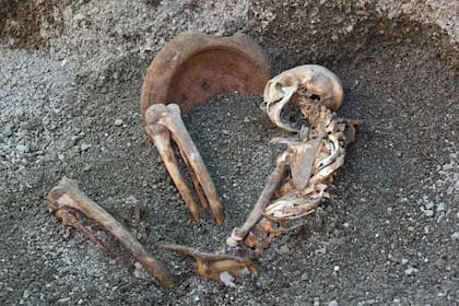 El cadáver fue hallado junto a un mortero de terracota que fue utilizado como protección