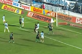 Del show de cabezazos al gol de cadera: Banfield se llevó un punto sobre la hora frente a Atlético