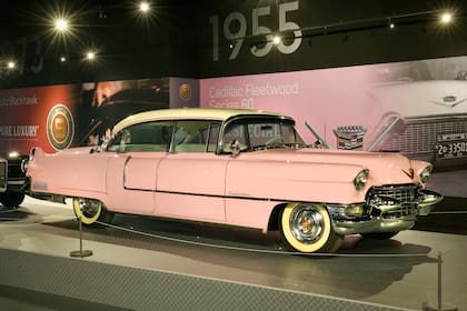 El Cadillac que Elvis pintó de rosa como regalo para su madre está en exhibición en el Museo del Automóvil de Elvis Presley, frente a Graceland