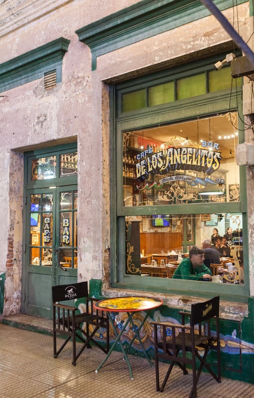 El Café Bar de los Angelitos está en el centro de Baradero.