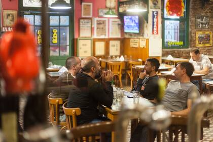 El Café Bar de los Angelitos recibe día y noche.