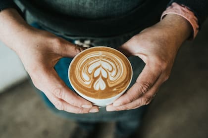 El café con cafeína puede ayudar a prevenir la demencia (Unsplash)