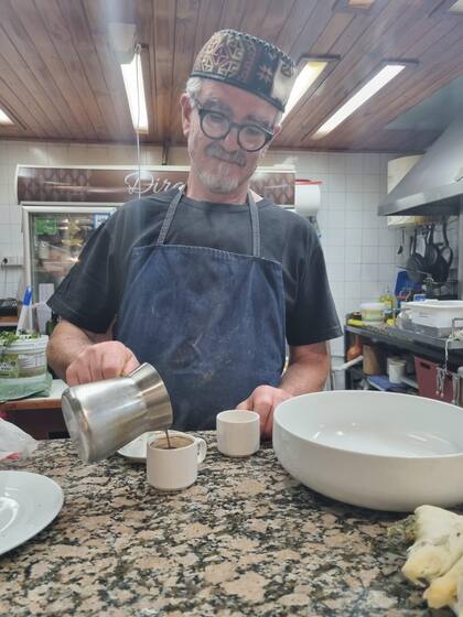 El café con cardamomo es una tradición; él lee la borra, igual que su abuela.