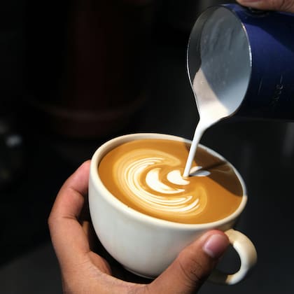 El café con leche de coco es una alternativa aromática y cremosa a la leche tradicional