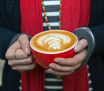 El café con leche, se elabora con una medida de espresso y unos 150 ml de leche.