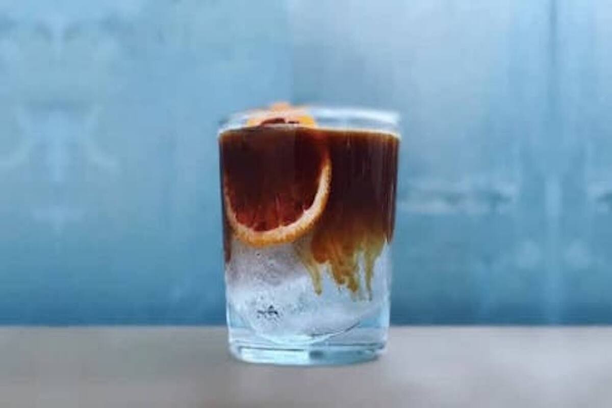 El café con tónica es una bebida ideal y refrescante para los días de calor, virgen de día con alcohol de noche