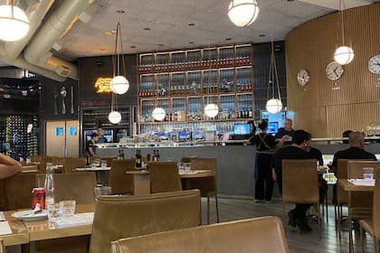 El Café de la Plaza nació ofreciendo cafetería y platos simples, luego fue evolucionando con la incorporación de propuestas de cocina más contundentes y exquisiteces de la gastronomía armenia