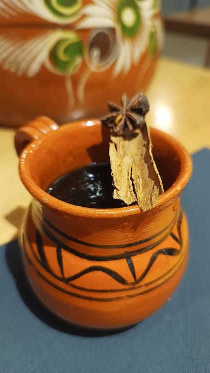 El café de olla se prepara con naranja, azúcar mascaba (llamado piloncillo en México), anís, anís estrella, pimienta y clavo.