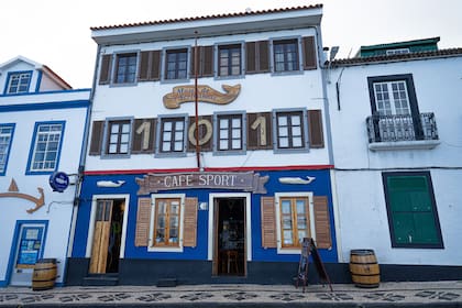 El Café de Peter, en la Isla de Faial, en Portugal, un bar emblemático para los navegantes y para la creatividad