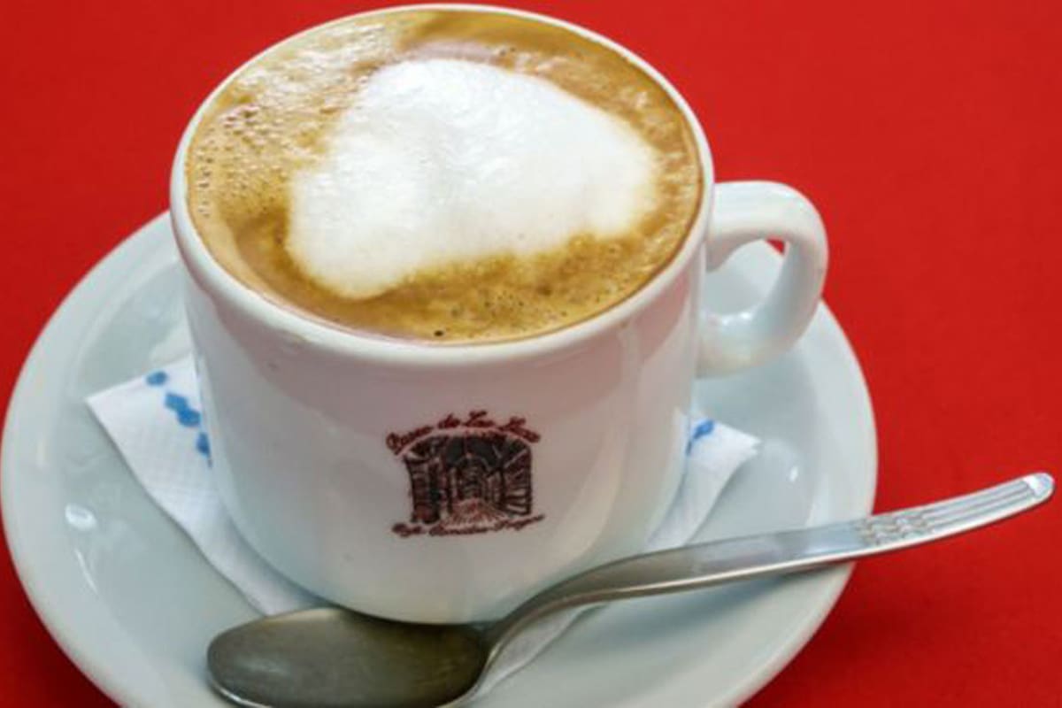 El café en Buenos Aires es más romántico que bueno. No en vano a esta variedad se le dice "una lágrima".