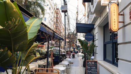 El café, en la planta baja del edificio, tiene una galería exterior sobre la calle Arenales