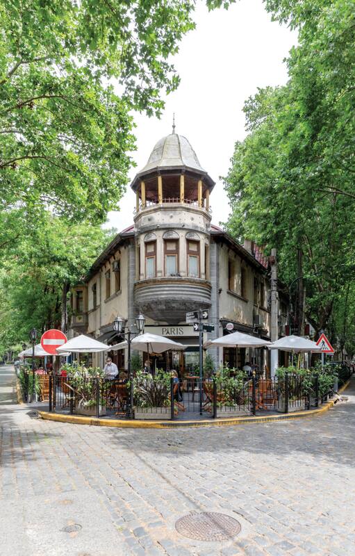El café París, el más antiguo e ilustre del barrio, reabierto a fines de 2020.