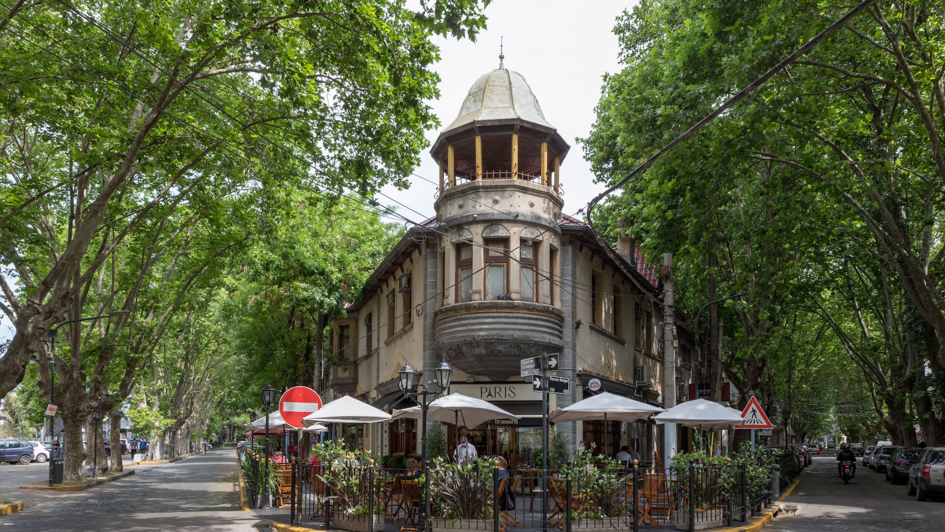 El café París, el más antiguo e ilustre del barrio, reabierto a fines de 2020.