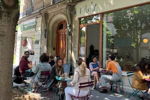 El café-pastelería está a pocos metros de un punto turístico parisino.