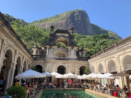El Café Plage ofrece gastronomía gourmet en la galería del mismísimo palacio, alrededor de la pileta.