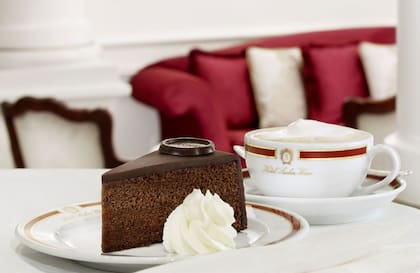El café Sacher es uno de los más emblemáticos de Viena. Allí es un deber probar el café con una Sachertorte.