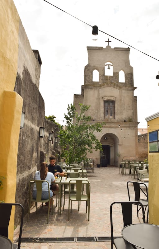El café se montó al lado de una capilla privada que había permanecido oculta durante años.