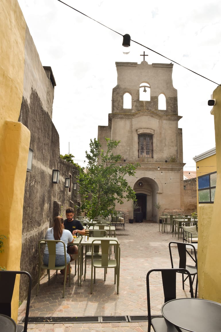 El café se montó al lado de una capilla privada que había permanecido oculta durante años.