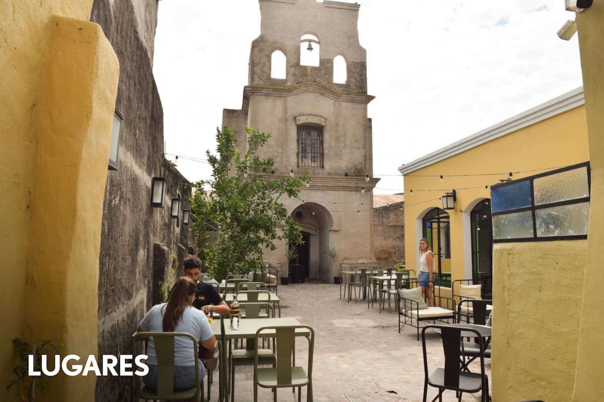 El café se montó al lado de una capilla privada que había permanecido oculta durante años.