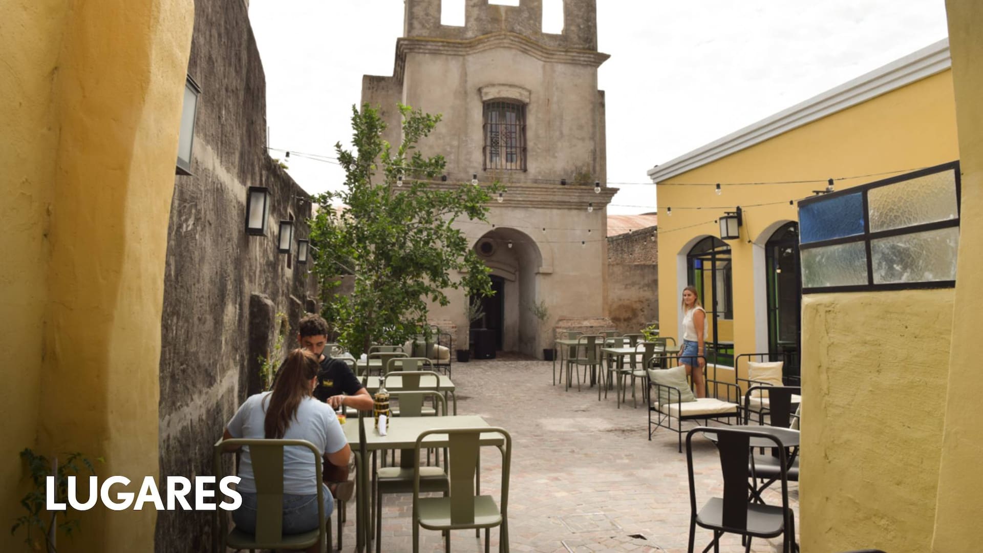 El café se montó al lado de una capilla privada que había permanecido oculta durante años.