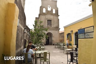 El café oculto en un patio con capilla, la nueva sensación de un pueblo bonaerense