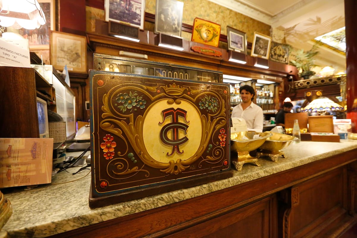 El Café Tortoni cumple 160 años convertido en una meca del turismo extranjero
