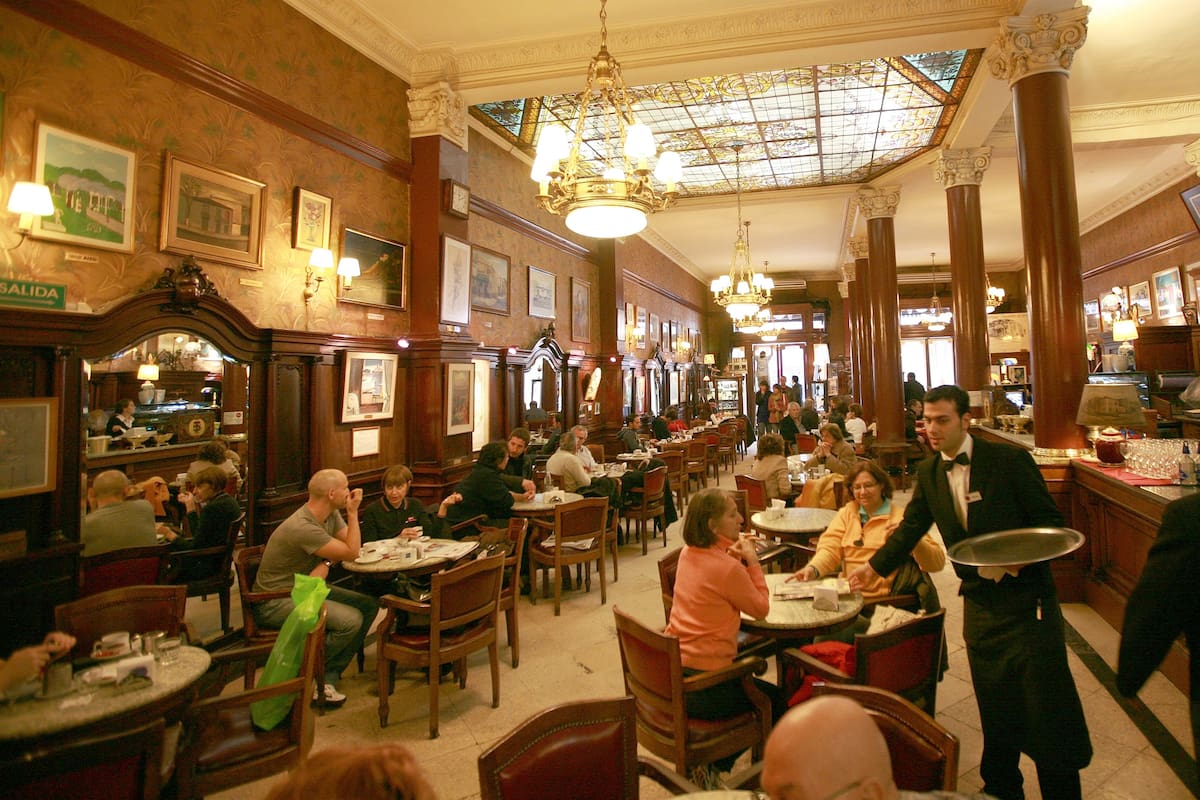El Café Tortoni cumple 160 años convertido en una meca del turismo extranjero