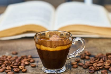 El café trabaja la celulitis y brinda mayor firmeza a la piel.