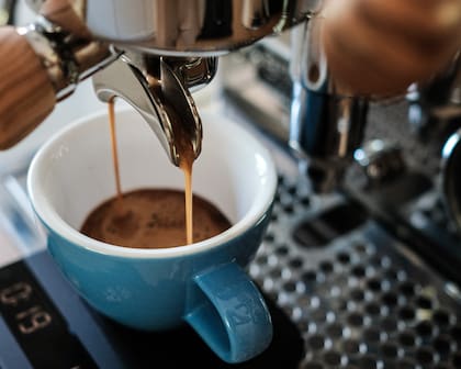 El café ya no se "tira", hoy los baristas los extraen, pesan y luego sirven