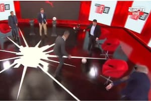 El Cai Aimar jugó un picado con sus compañeros de F90 y sufrió un duro tropezón que asustó a todos