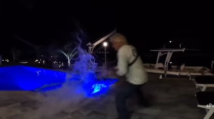 El caimán se defendió e hizo salpicar el agua de la piscina de la casa de Florida por todos lados