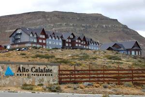 EL CALAFATE. SANTA CRUZ. ARCHIVO. VISTA DEL HOTEL ALTO CALAFATE DESDE EL INGRESO.