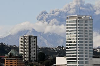 Esperan la caída de cenizas en El Bolsón, tras la tercera erupción del volcán Ca