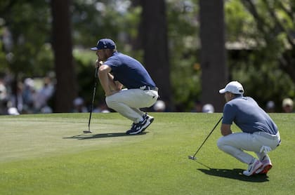 El cálculo de caídas en el green: el gran choque final entre DeChambeau (adelante) y McIlroy