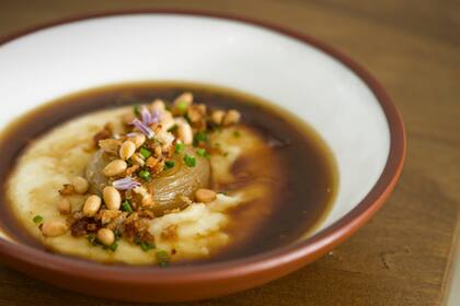 El caldo de carne con puré, una exquisitez en Narda Comedor