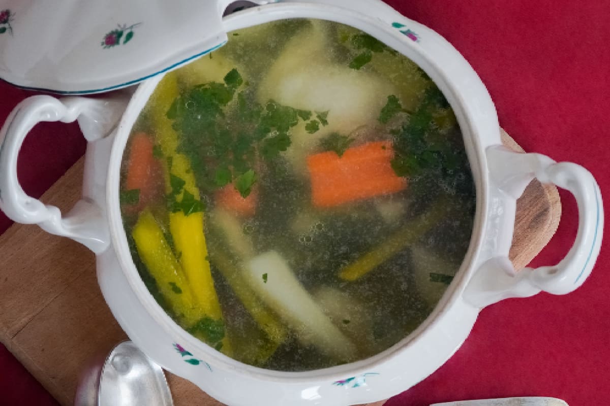 El caldo de huesos brindan colágeno disponible para el cuerpo