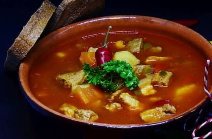 El caldo de pescado, a simple vista un plato sencillo, está repleto de nutrientes que ofrecen beneficios notables para la salud (Foto de carácter ilustrativo: PIXABAY)