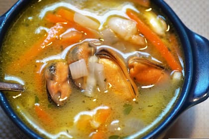 El caldo de pescado es rico en colágeno y minerales esenciales para el cuerpo