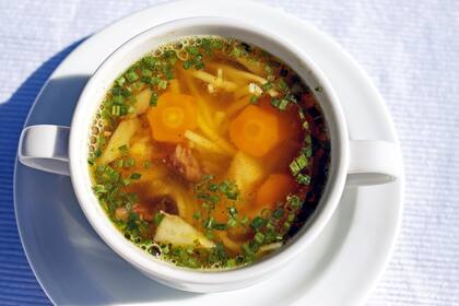 El caldo de pescado es también un aliado para prevenir osteoporosis y mejorar la salud intestinal