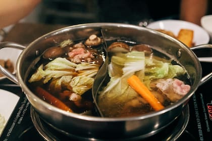 El caldo de verduras se comienza con agua fría, indicó el experto
