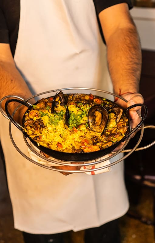 El caldo, los condimentos, el punto del arroz y el uso del fuego son sólo algunos de los secretos de esta paella especial.