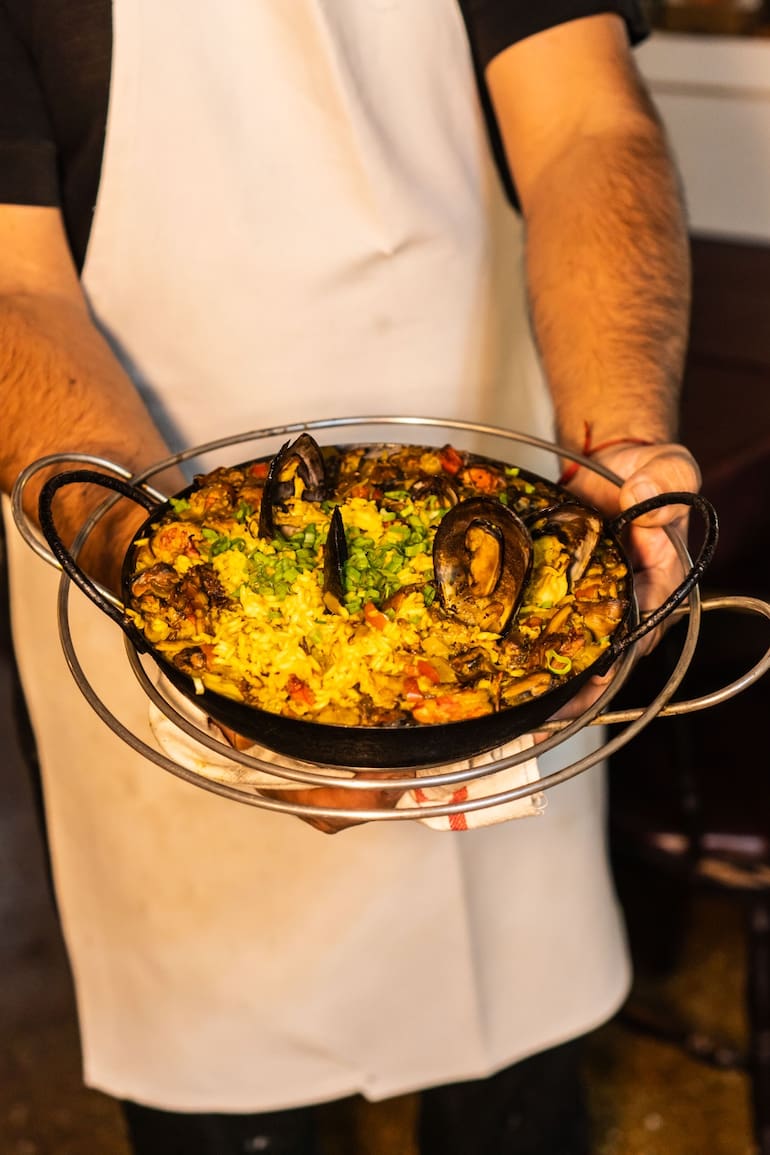 El caldo, los condimentos, el punto del arroz y el uso del fuego son sólo algunos de los secretos de esta paella especial.