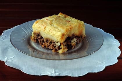 El caldo se incorpora a la preparación de carne y se cocina hasta que los líquidos se reduzcan