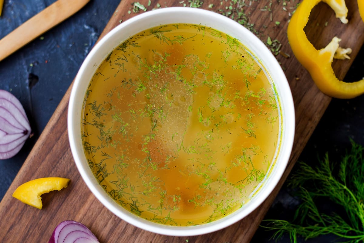 El caldo, ya sea de pollo, carne o verduras, es una preparación nutritiva que aporta múltiples beneficios para la salud (Foto de carácter ilustrativa: Freepik)