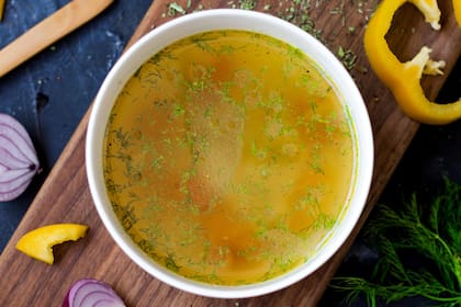El caldo, ya sea de pollo, carne o verduras, es una preparación nutritiva que aporta múltiples beneficios para la salud (Foto de carácter ilustrativa: Freepik)