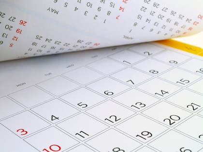 El calendario en papel recuerda las tareas de manera rápida y fácil