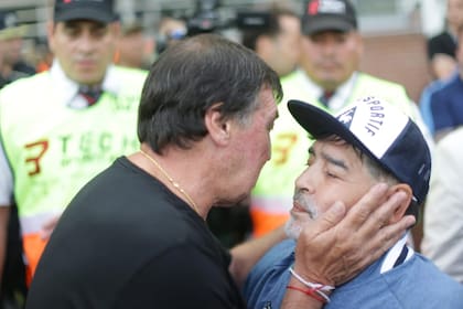 El cálido abrazo entre Falcioni y Maradona en 2019